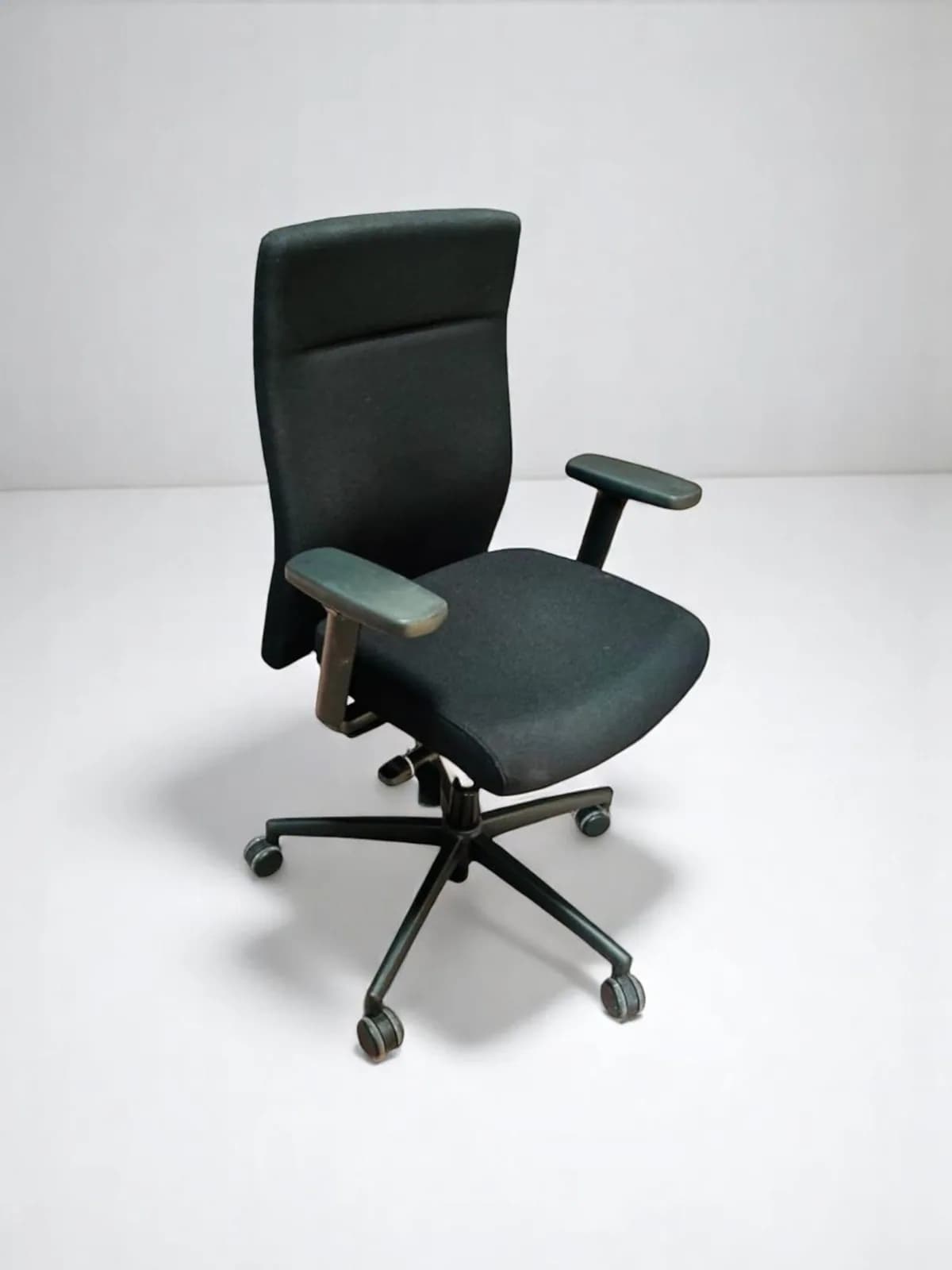 Chaise à roulette Dauphin tissus noir ergonomique promo