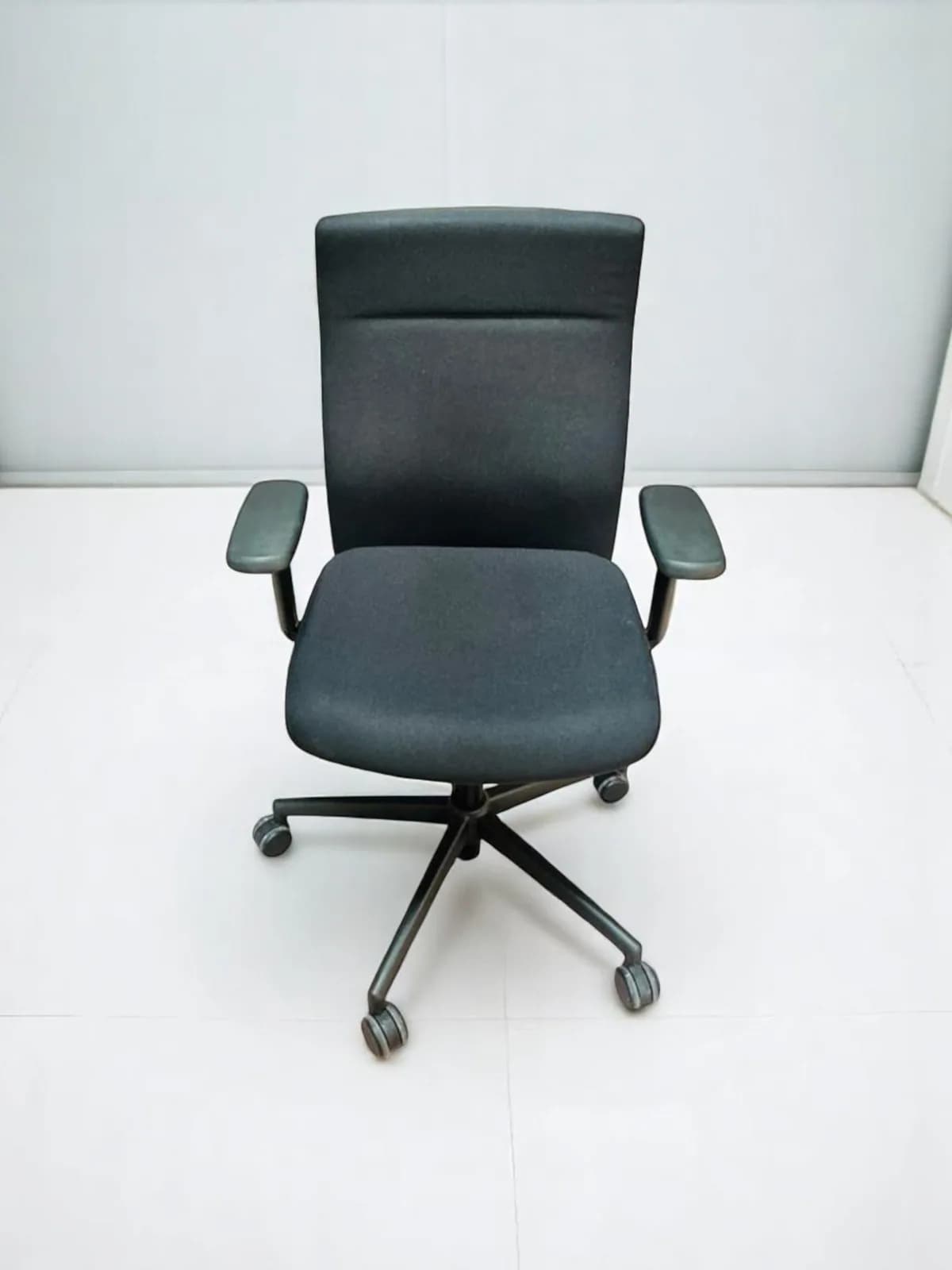 Chaise à roulette Dauphin tissus noir ergonomique promo — vue 2