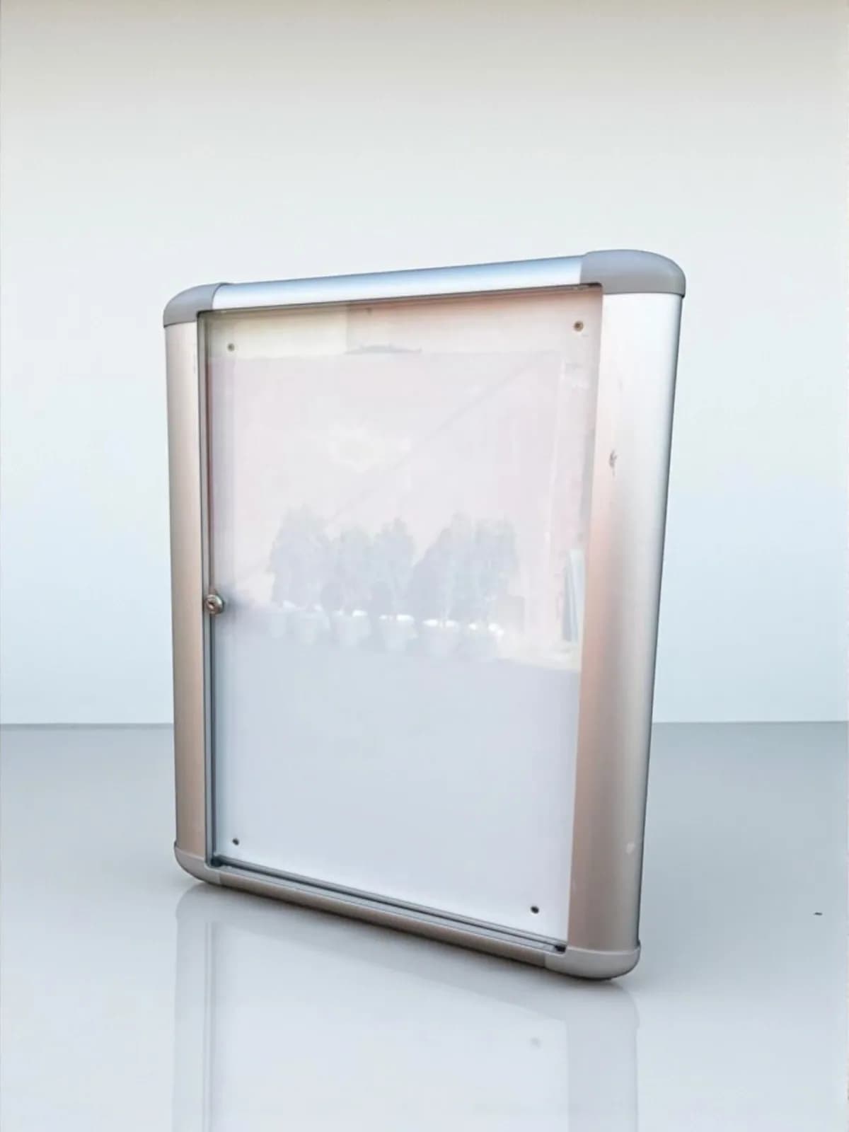 Vitrine d'affichage mural avec clé aimanté 66x55cm