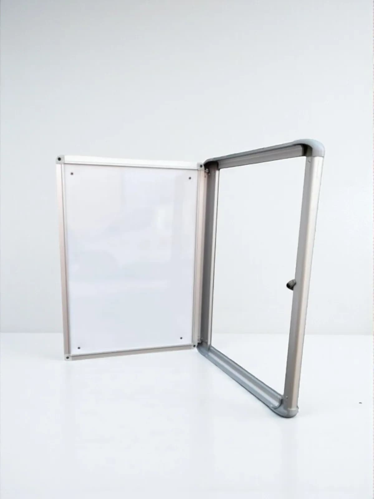 Vitrine d'affichage mural avec clé aimanté 66x55cm — vue 3