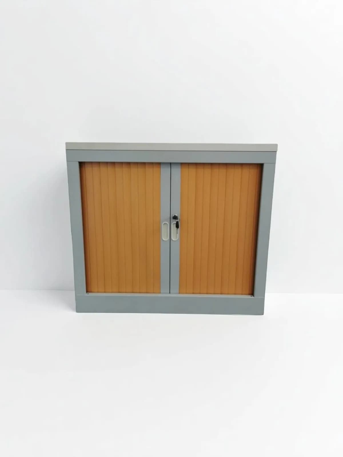 Armoire basse bi-color Strafor avec clé 80x73cm — vue 2