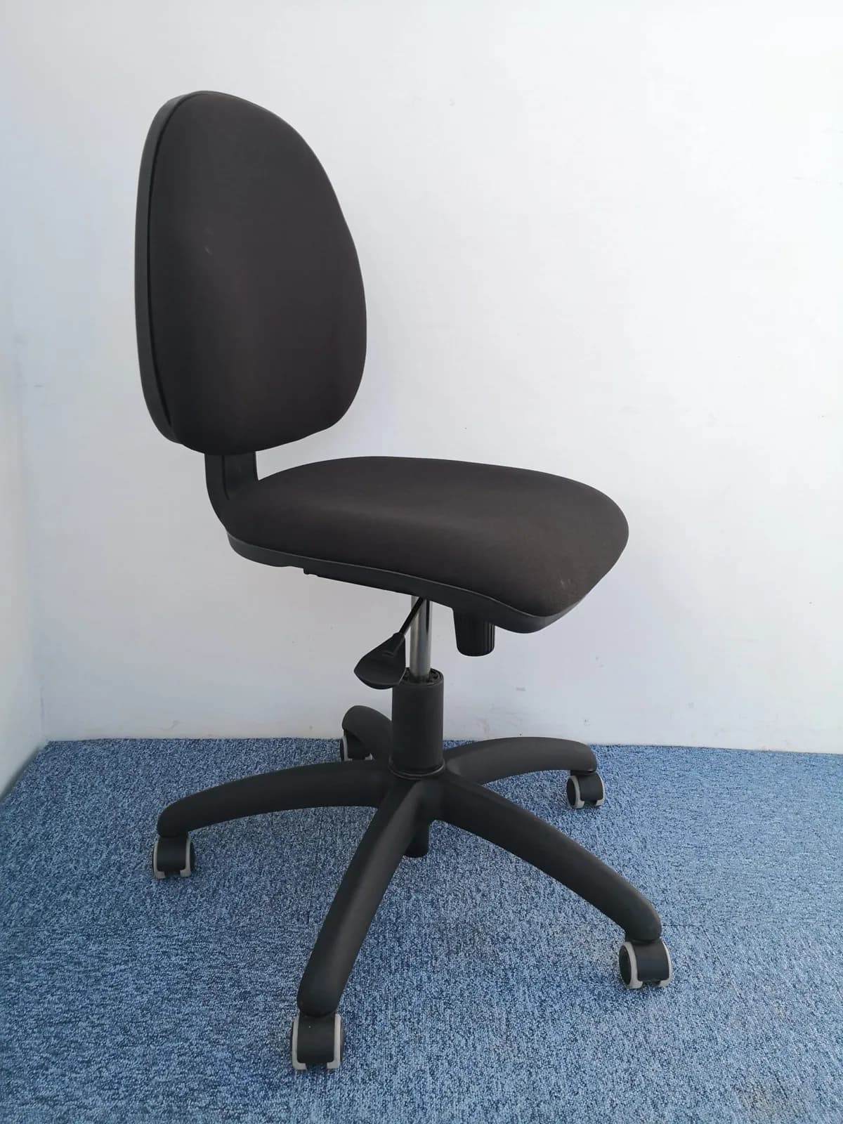 Chaise à roulette noir  petit prix — vue 3