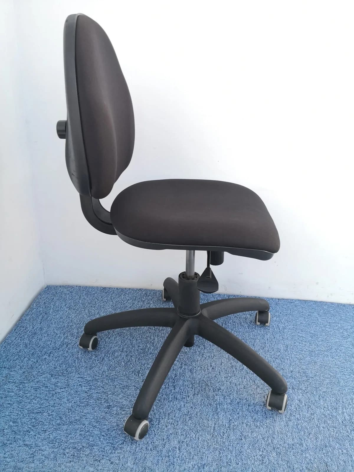 Chaise à roulette noir  petit prix — vue 2