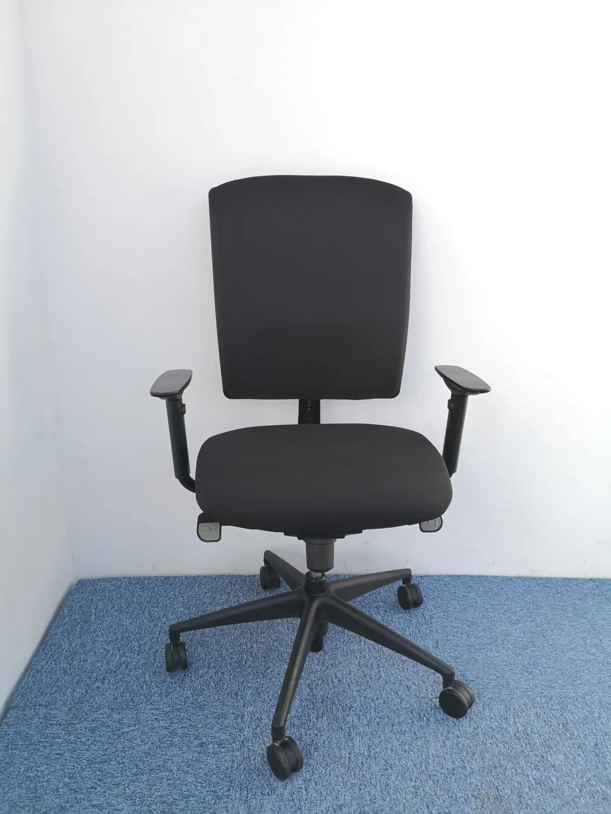 Chaise à roulette de bureau noir pro MAGENCIA — vue 3