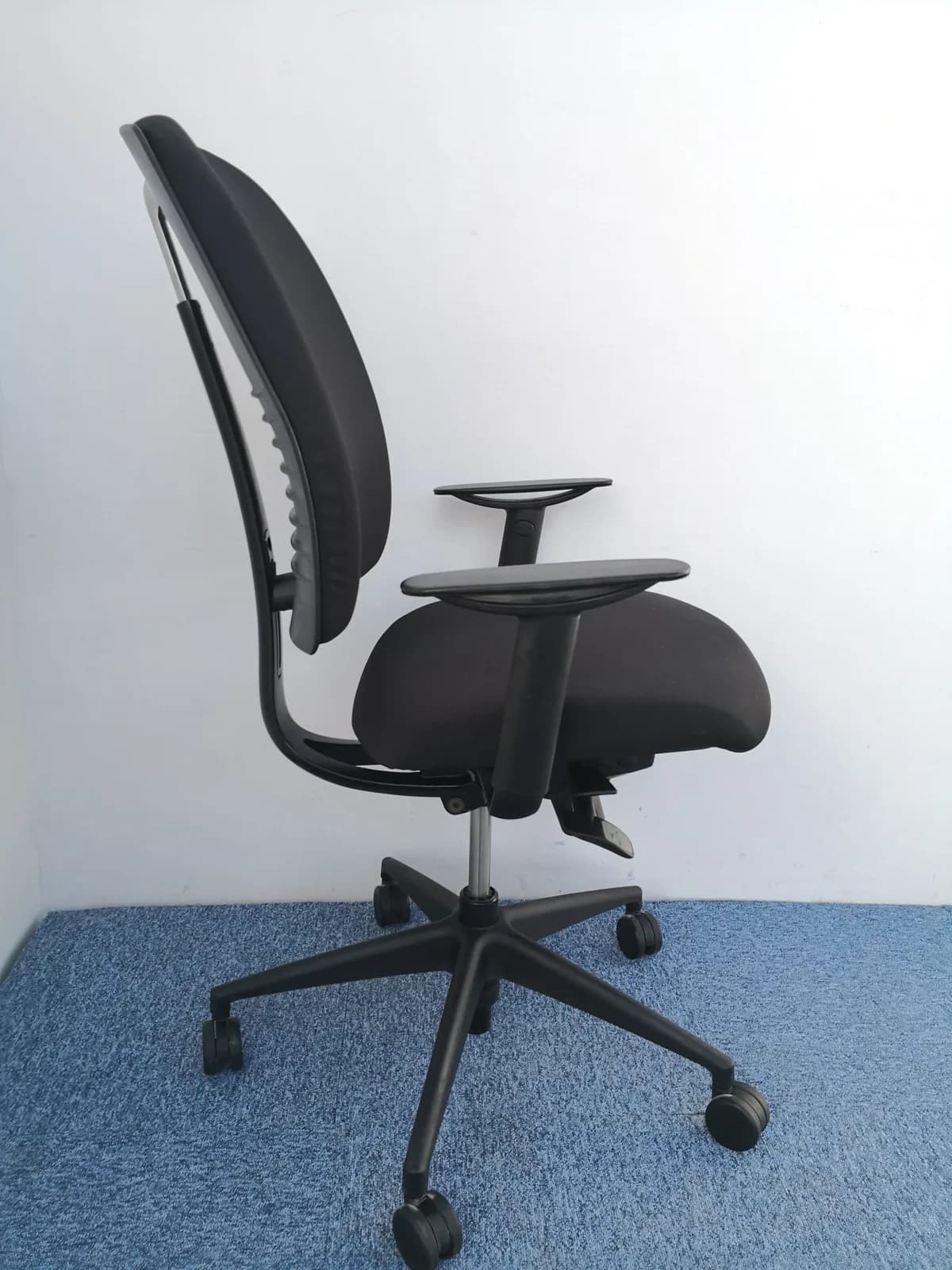 Chaise à roulette de bureau noir pro MAGENCIA — vue 2