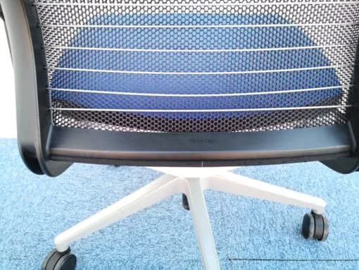 Chaise de bureau steelcase thinks bleu dossier résille noir — vue 4