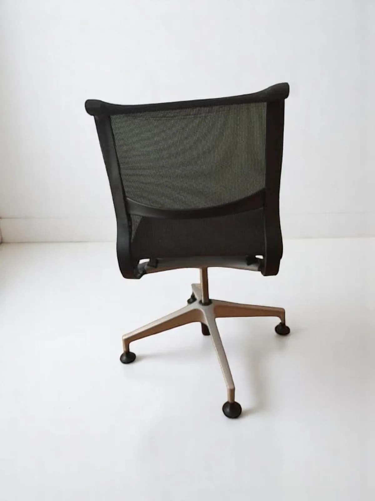 Chaise visiteur fixe Setu Herman Miller — vue 3
