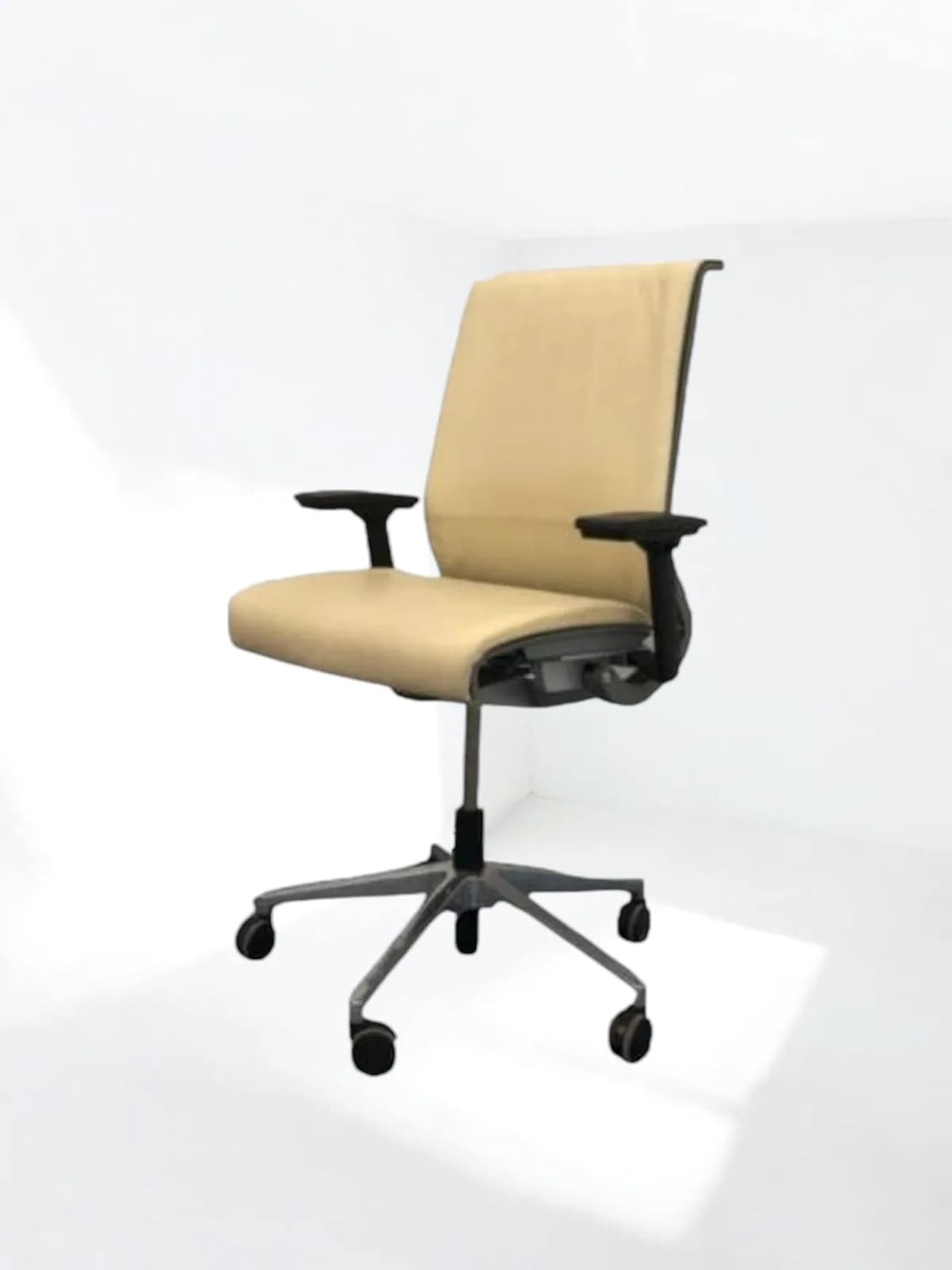 Chaise STEELCASE THINK en cuir beige