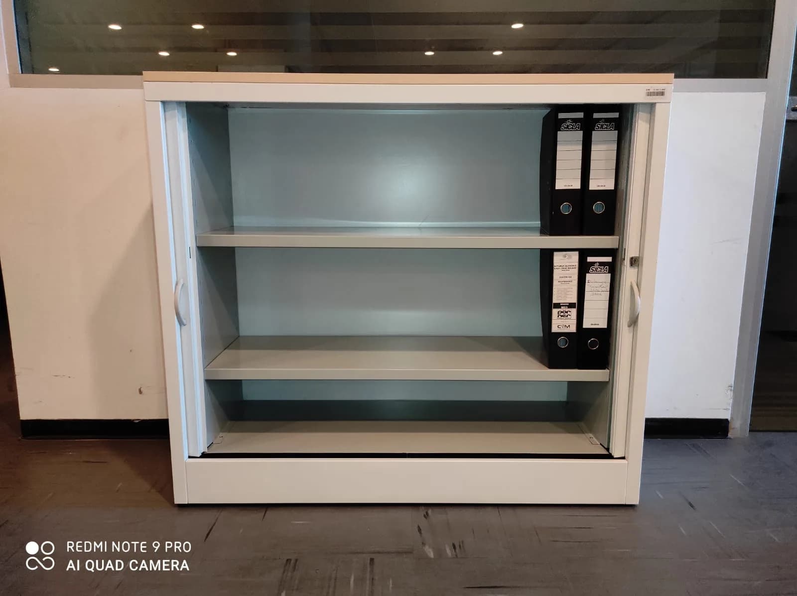 Armoire basse métallique blanche — vue 5