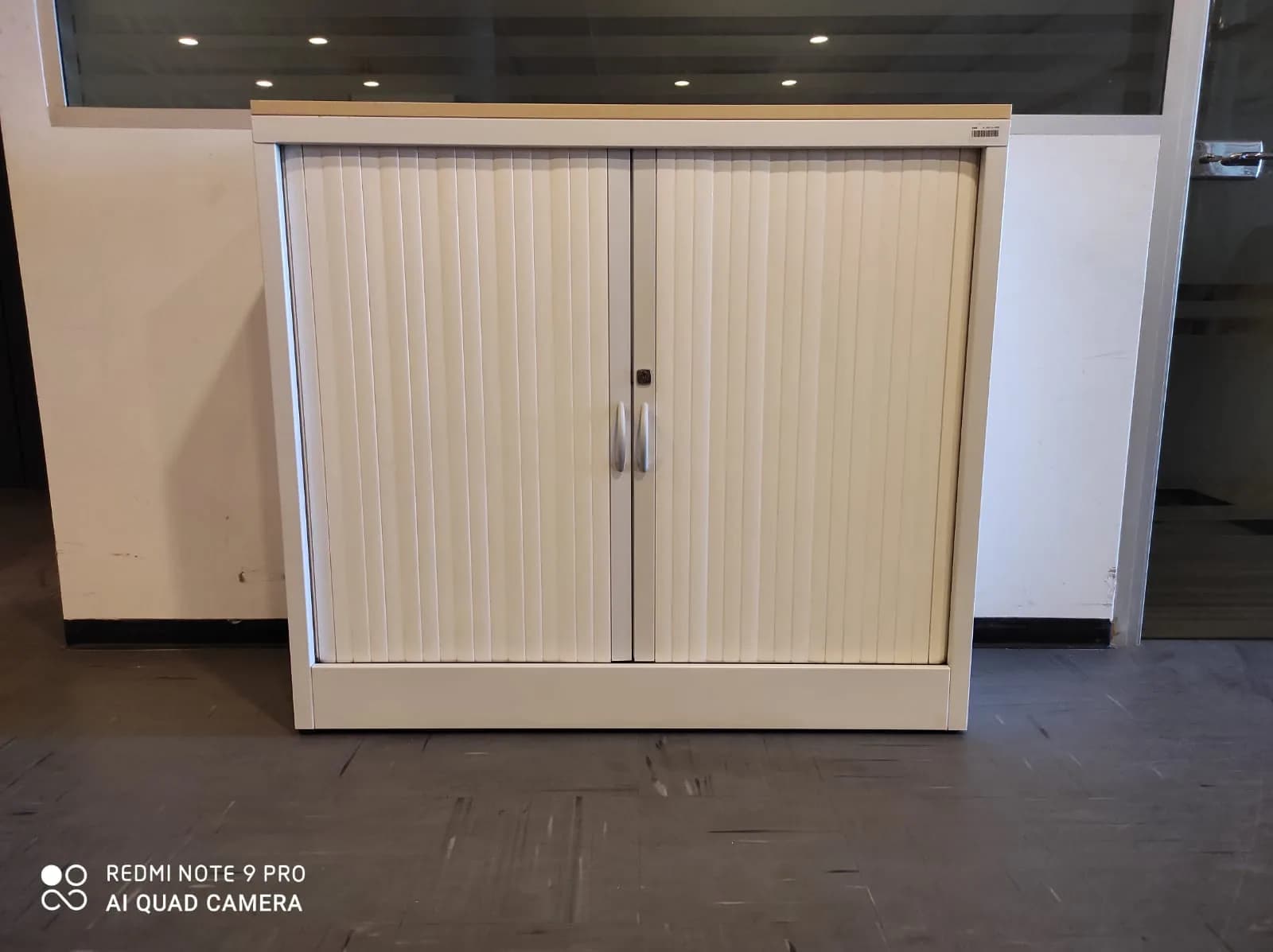 Armoire basse métallique blanche — vue 3