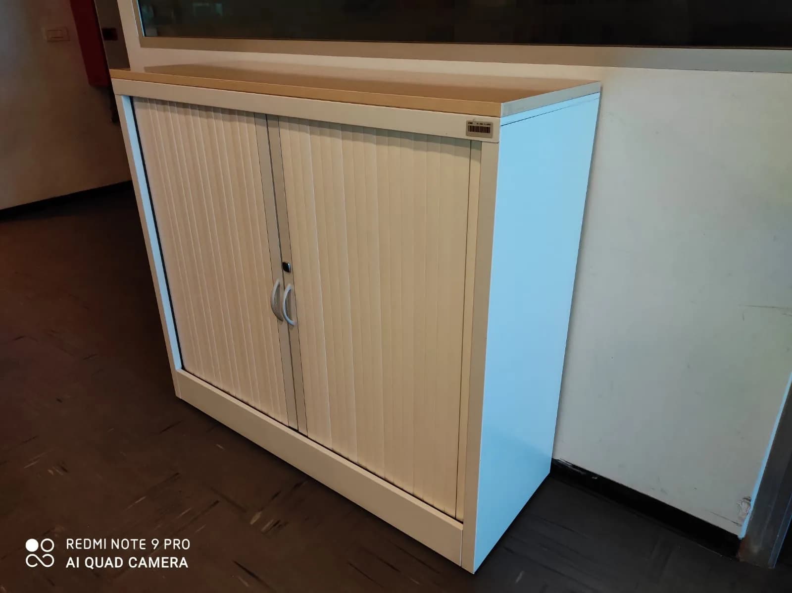Armoire basse métallique blanche — vue 2