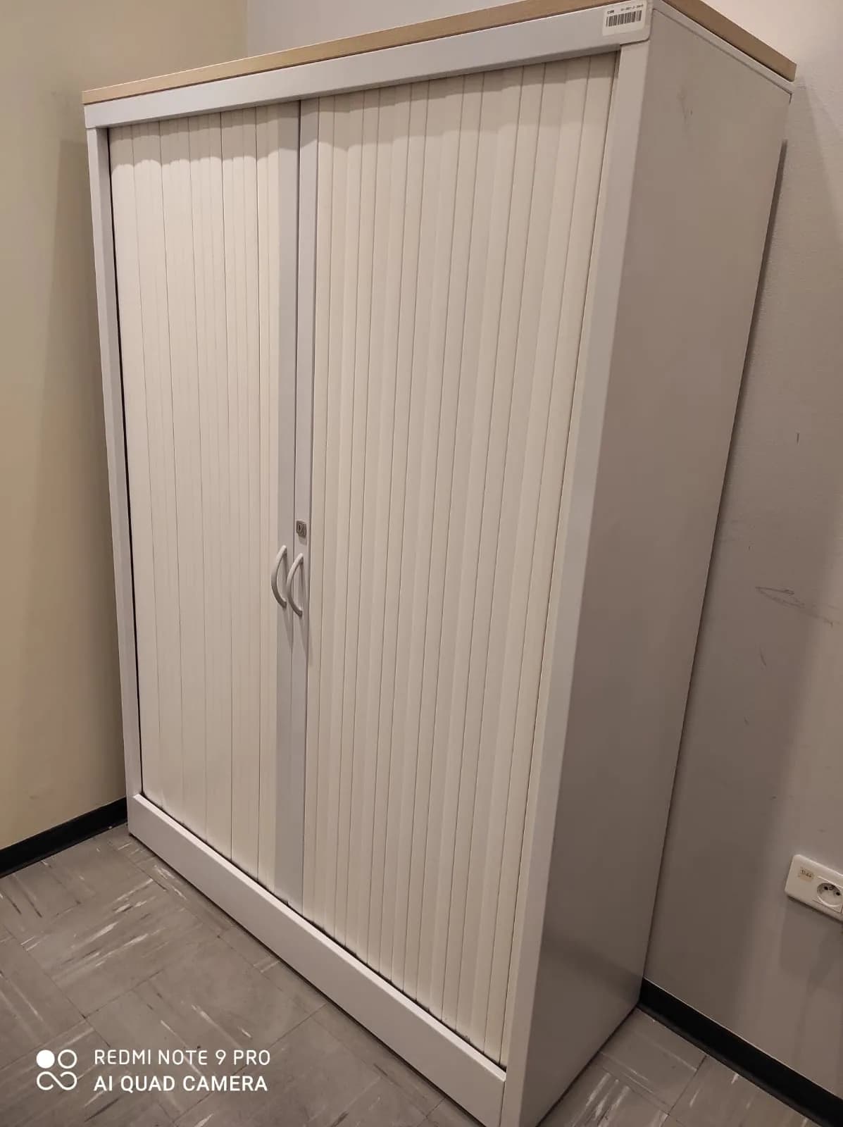 Armoire mi-haute métallique blanche