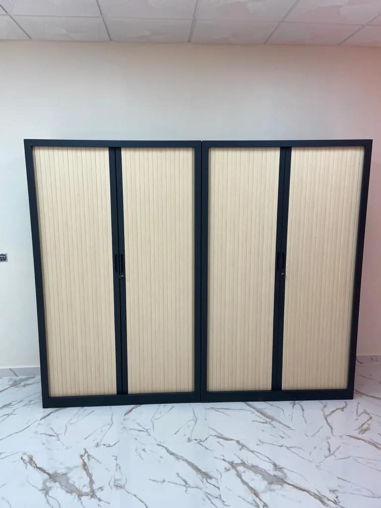 Armoire haute gris anthracite rideaux clair — vue 4