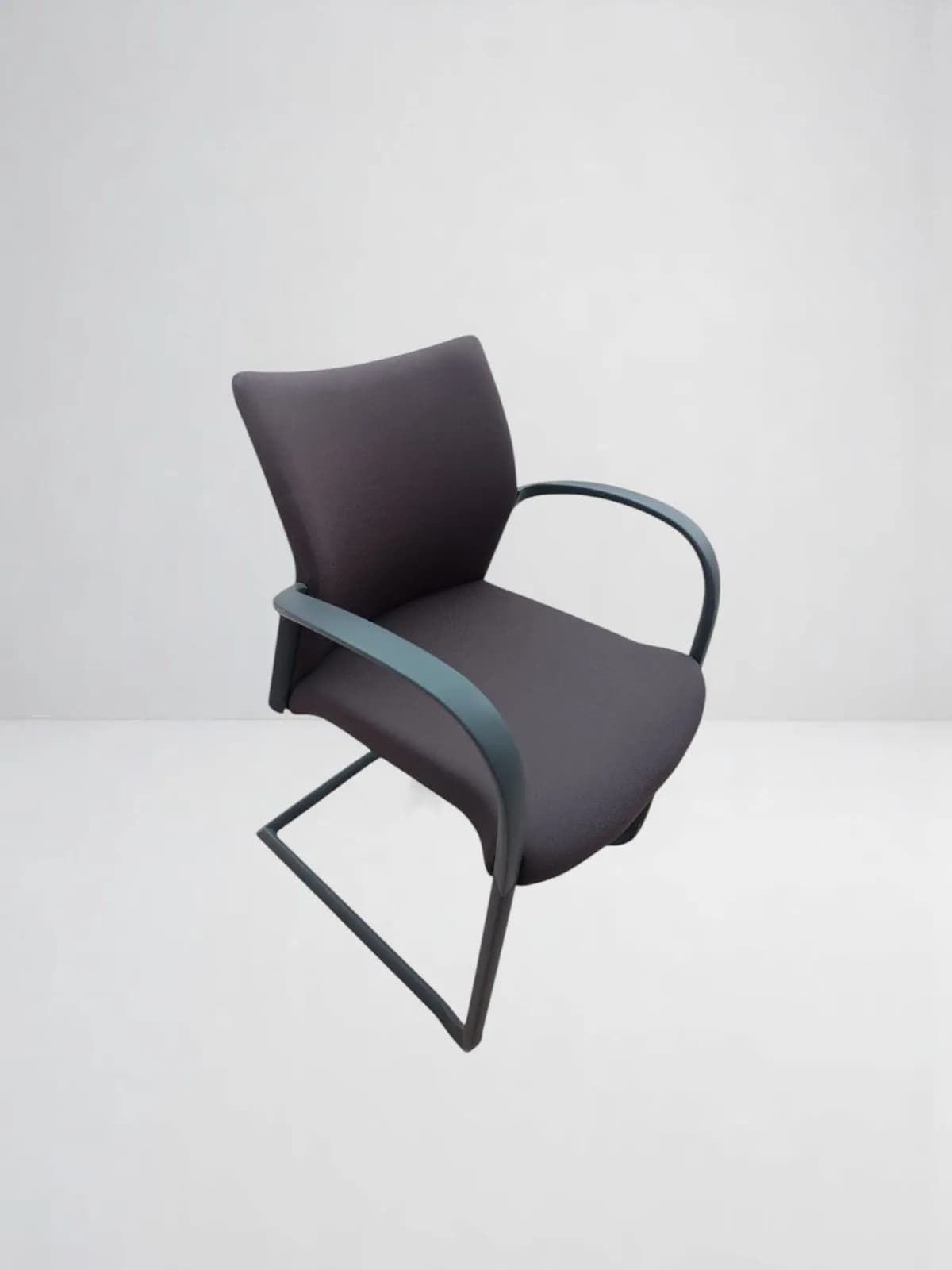 Chaise luge herman miller avec accoudoir tissus — vue 3