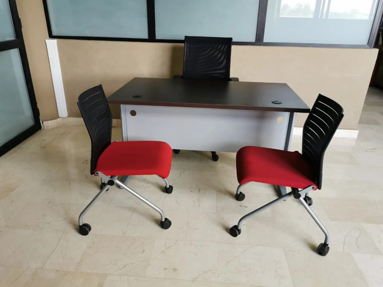 Bureau chaise roulette Netwin et visiteur Steelcase — vue 2