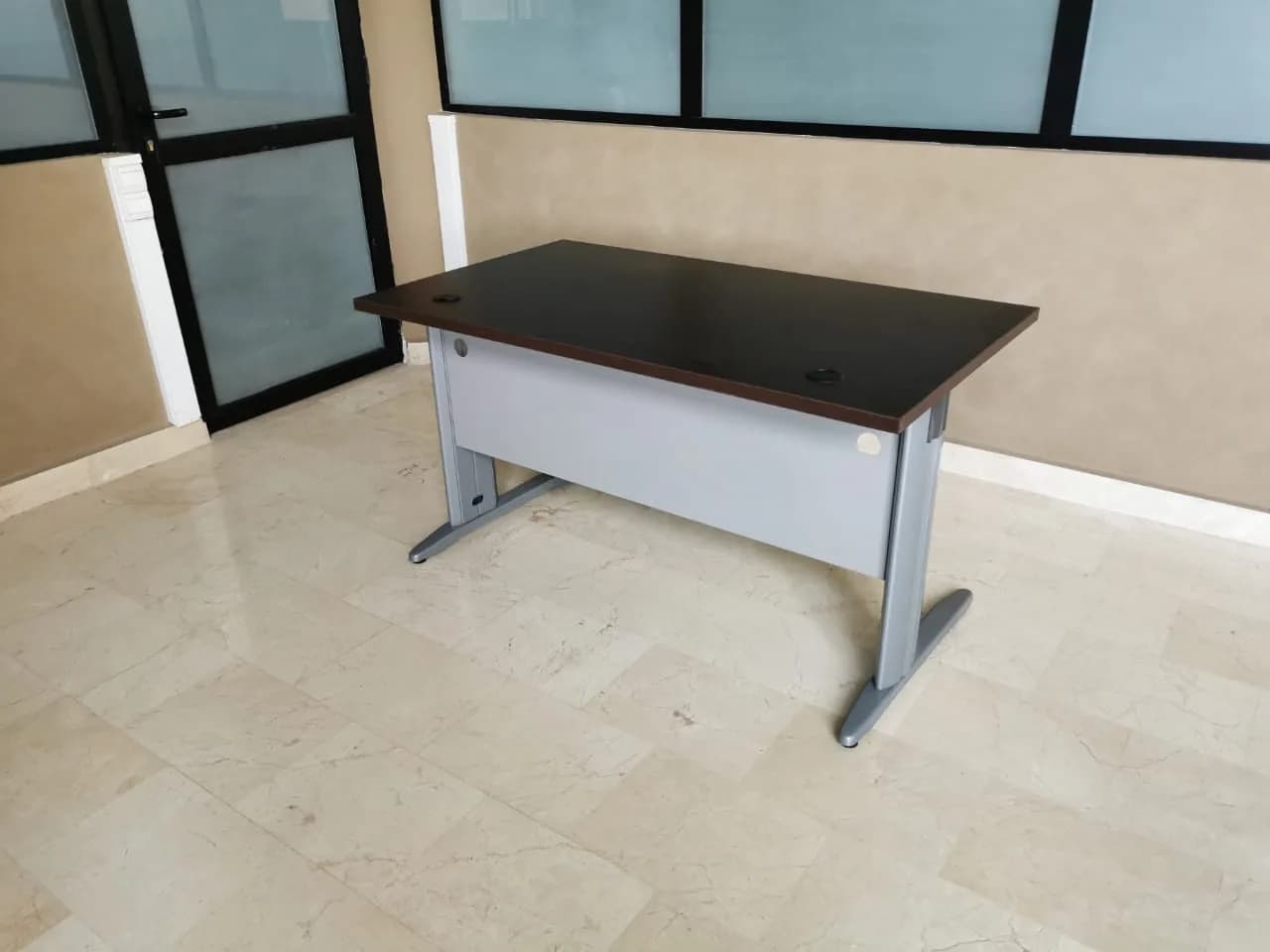 Bureau droit 140x80 cm avec passage de câble