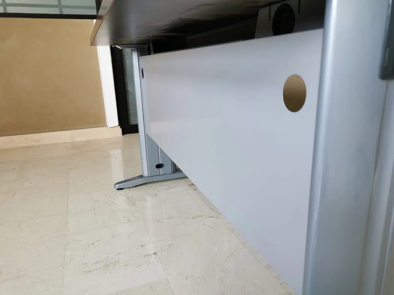 Bureau droit 140x80 cm avec passage de câble — vue 3
