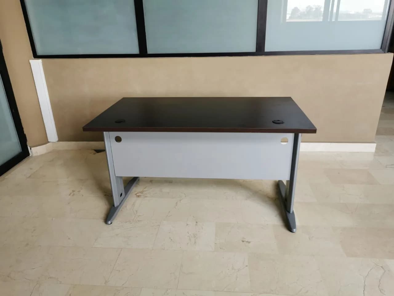Bureau droit 140x80 cm avec passage de câble — vue 2