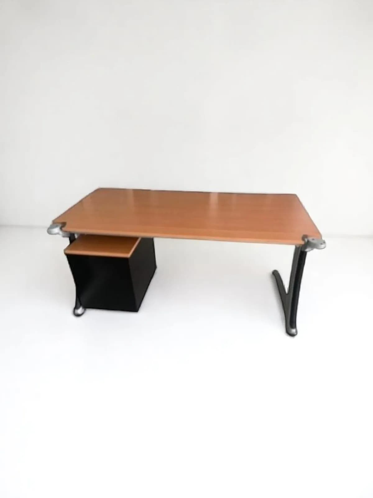 Bureau droit 160cm Steelcase merisier avec caisson noir — vue 2