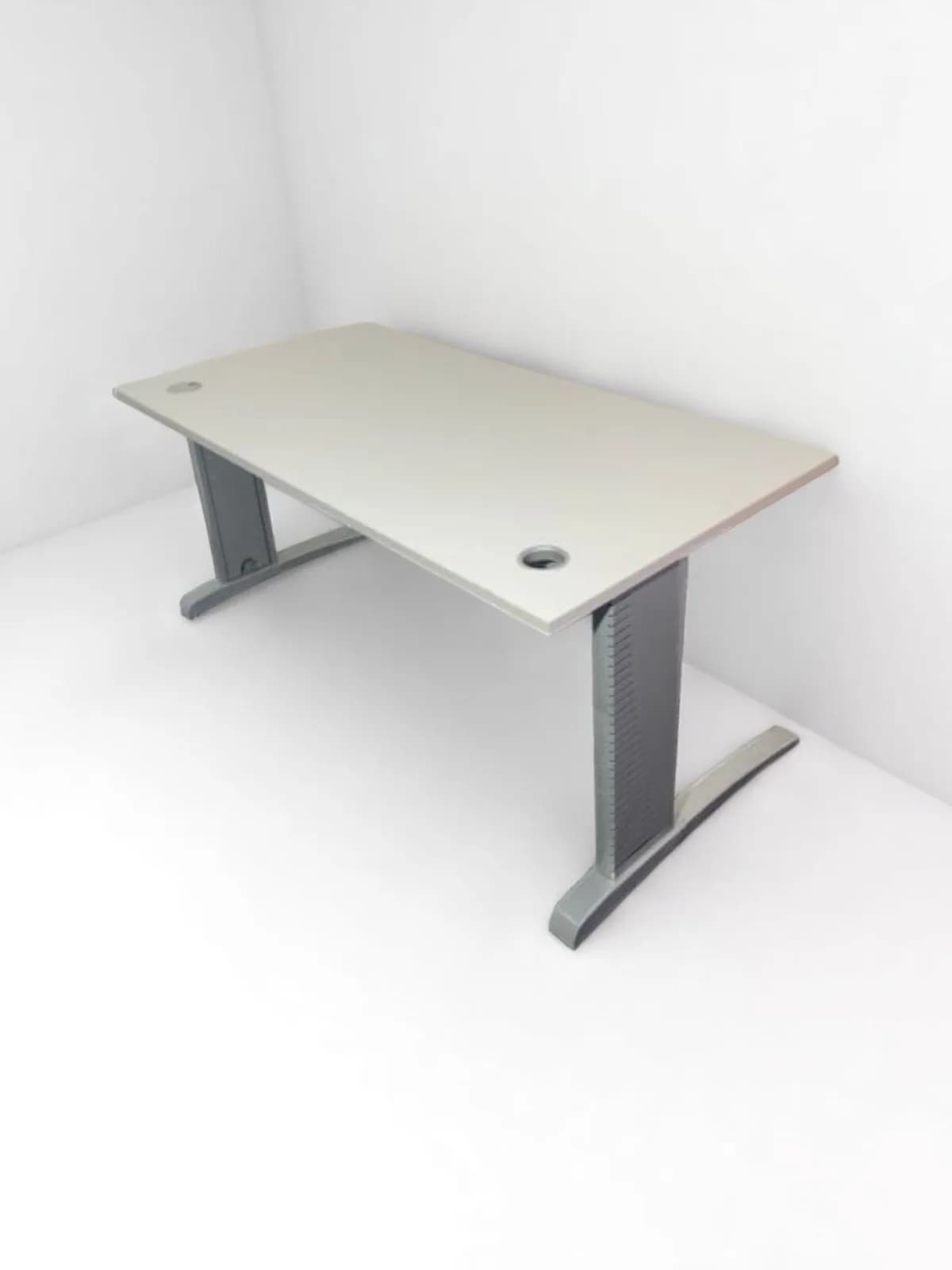 Bureau droit 160x80cm blanc avec passe câble Eurosit — vue 2