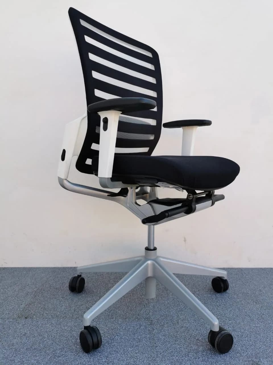 Chaise à roulette Eurosit E8 dossier résille — vue 2