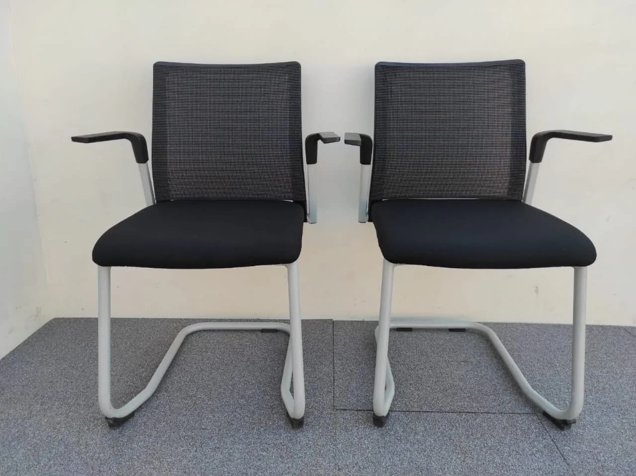 Chaise visiteur empilable accoudoir Magencia résille — vue 2
