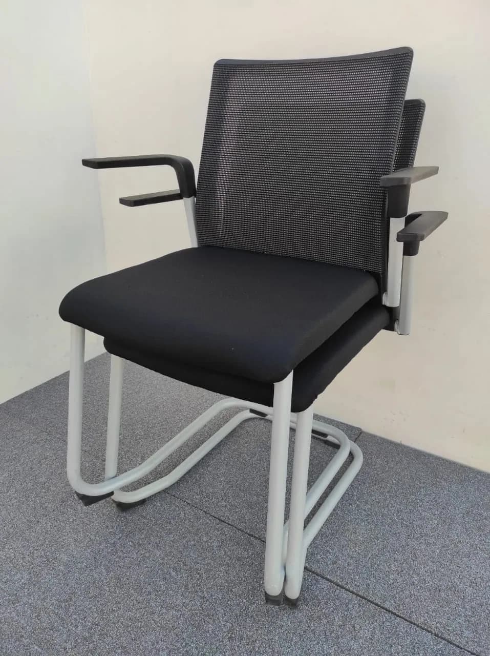 Chaise visiteur empilable accoudoir Magencia résille — vue 5