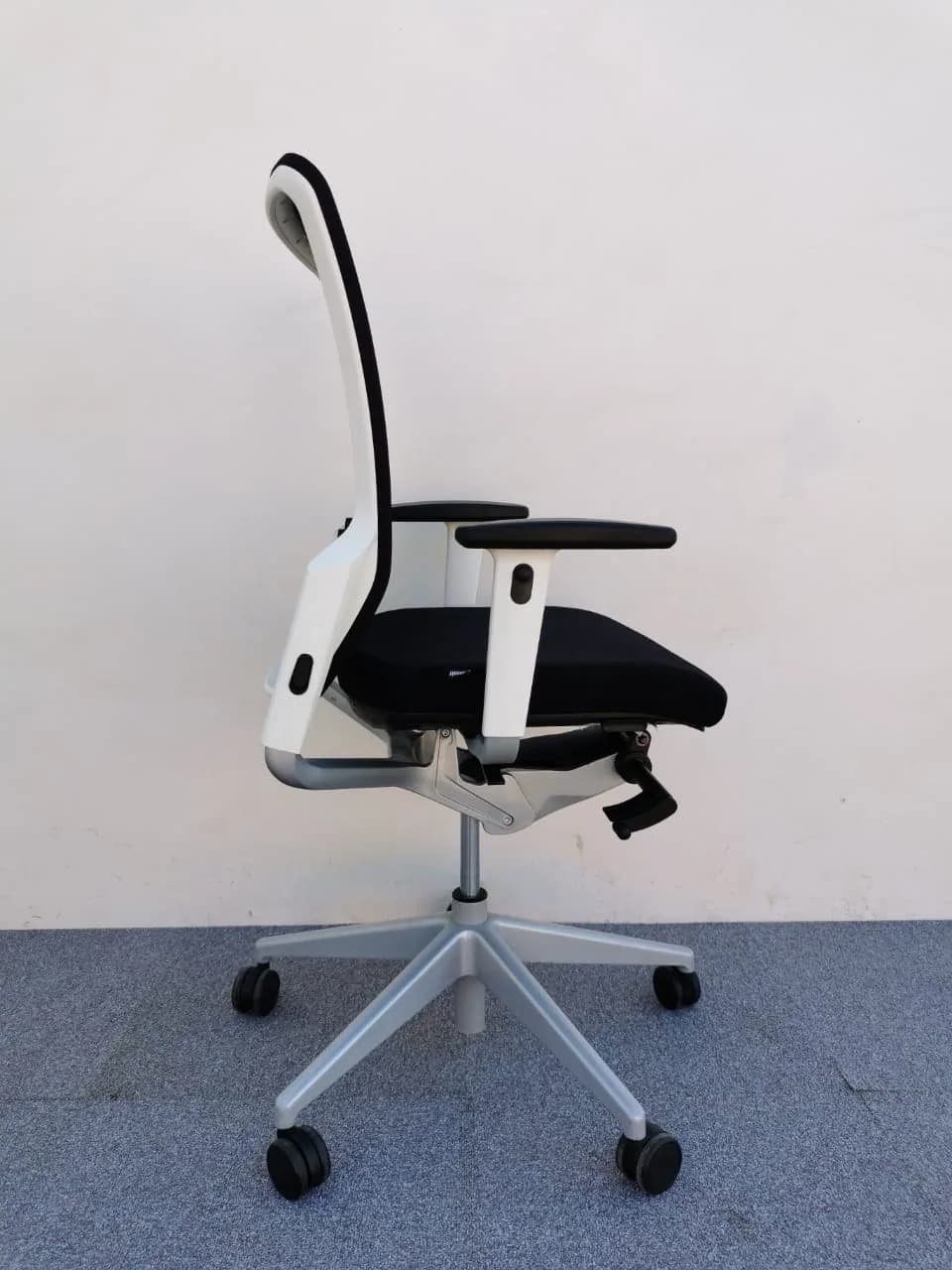 Chaise à roulette Eurosit E8 dossier résille — vue 5