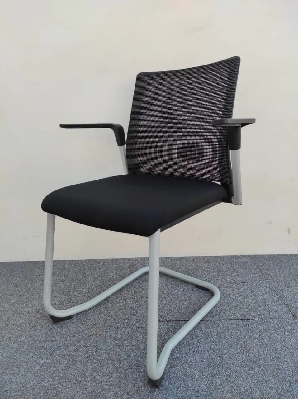 Chaise visiteur empilable accoudoir Magencia résille — vue 3