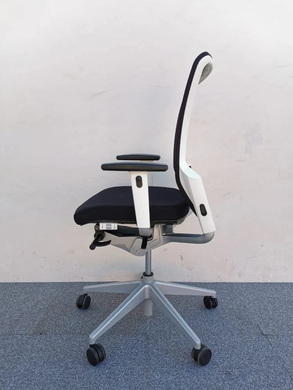 Chaise à roulette Eurosit E8 dossier résille — vue 4