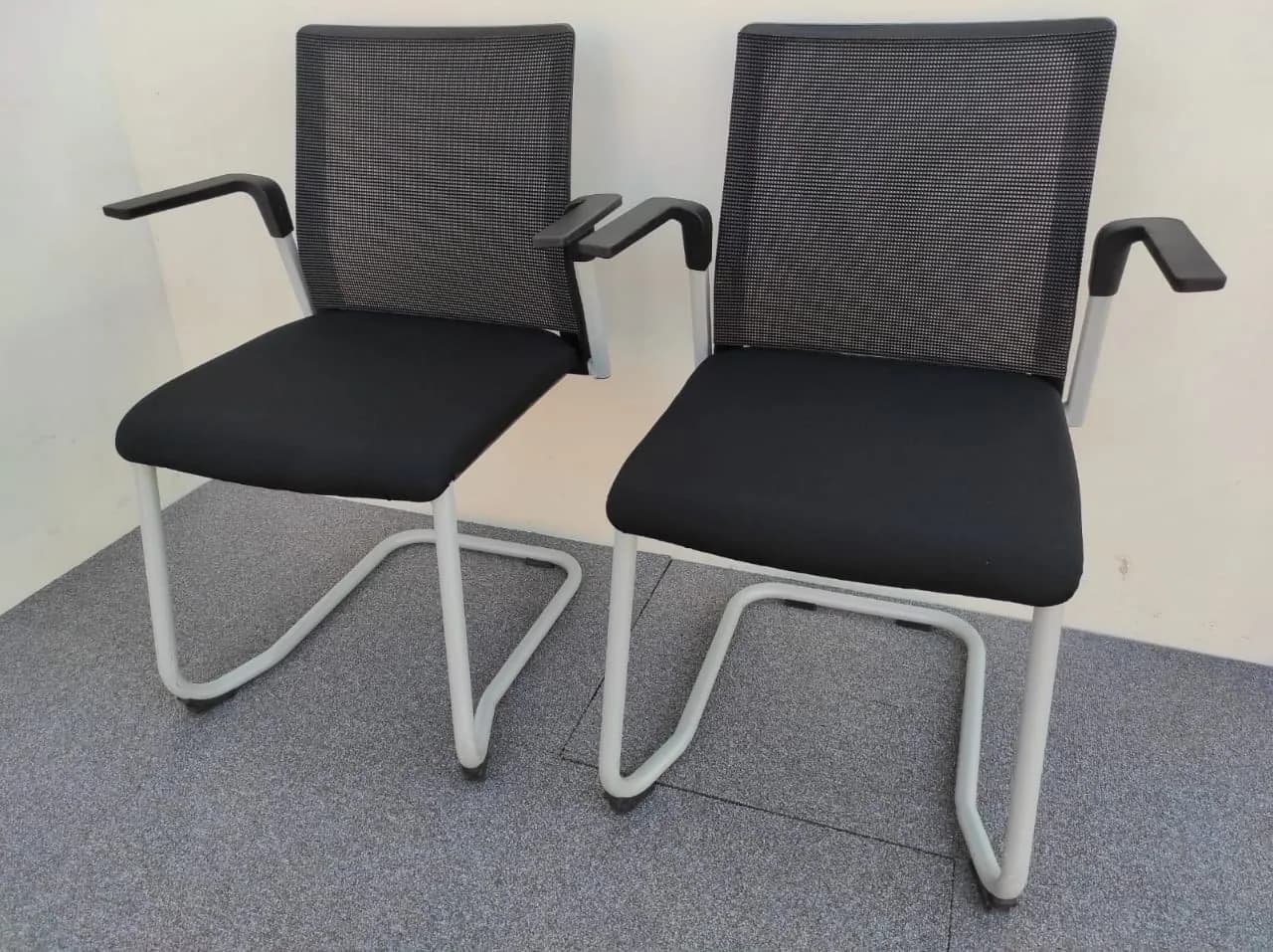 Chaise visiteur empilable accoudoir Magencia résille