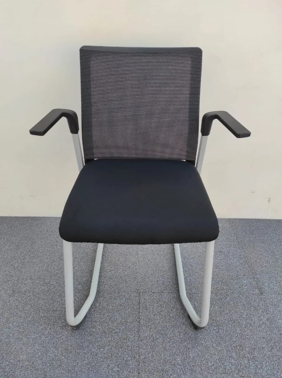Chaise visiteur empilable accoudoir Magencia résille — vue 4