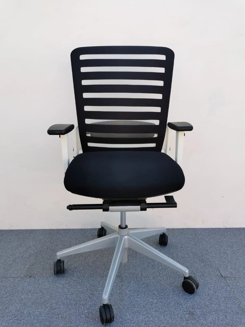 Chaise à roulette Eurosit E8 dossier résille — vue 3