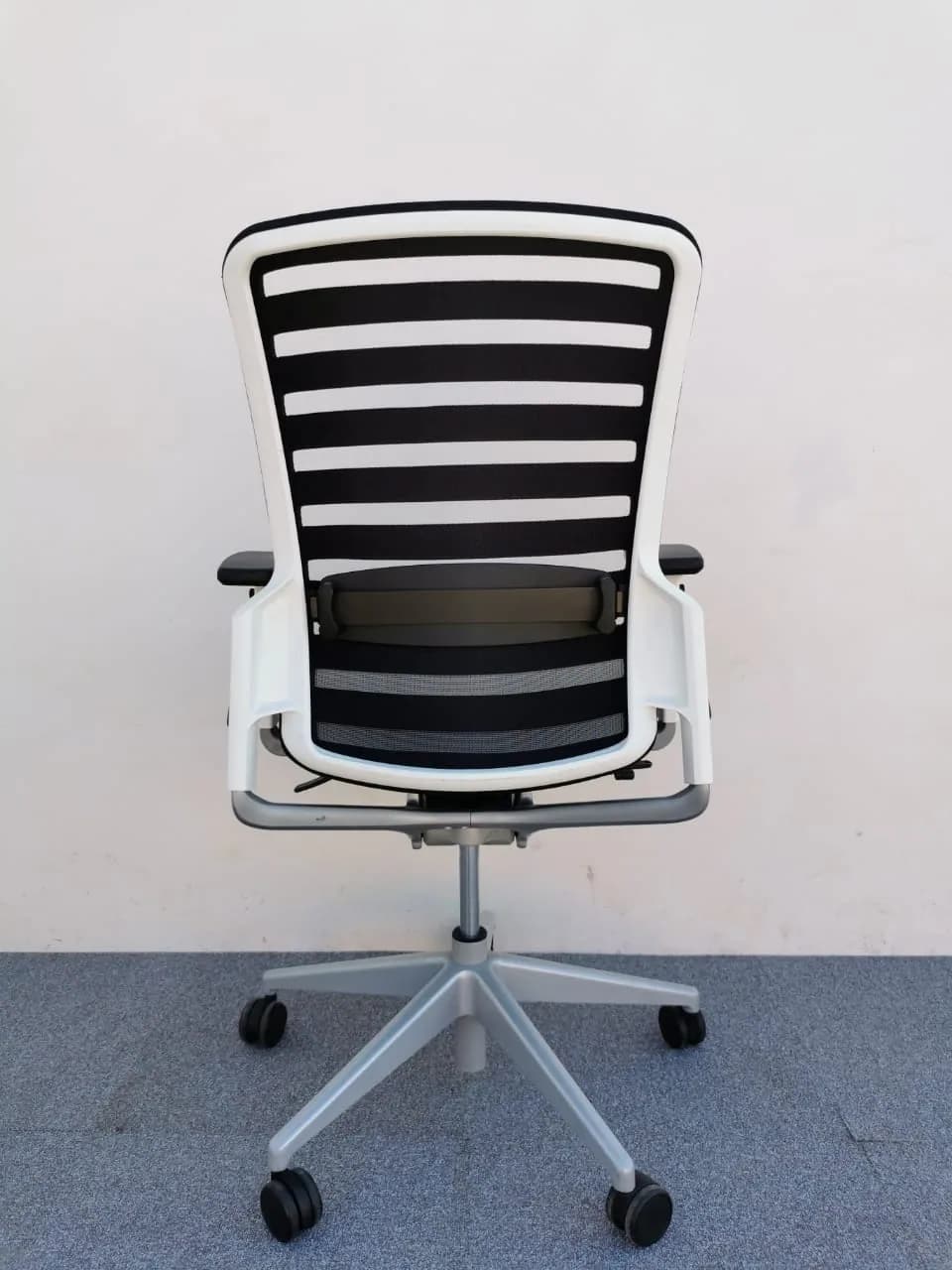 Chaise à roulette Eurosit E8 dossier résille — vue 6