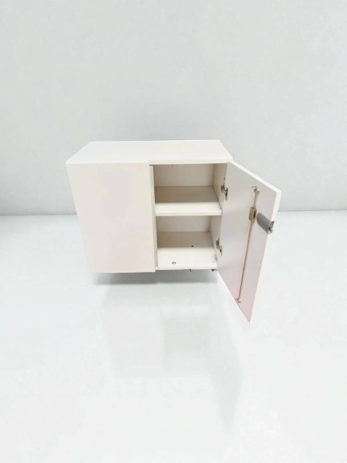 Armoire basse Vitra porte battantes en bois — vue 3