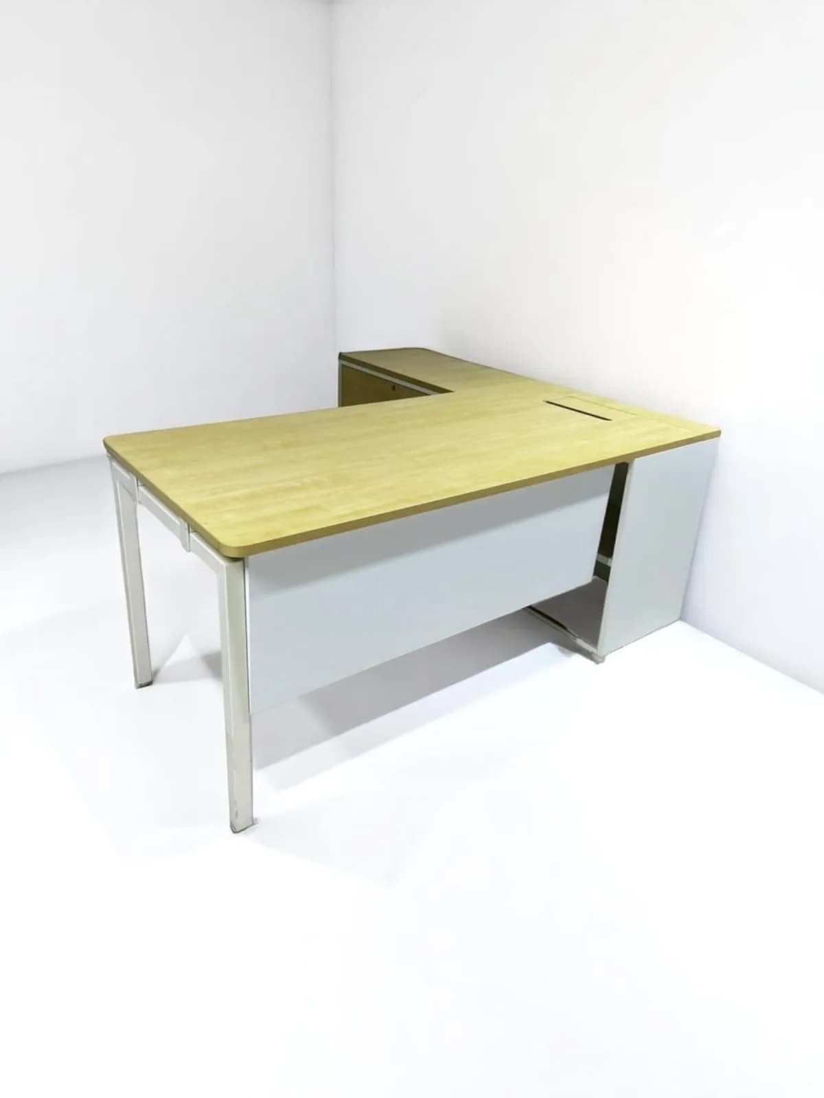 Bureau d'angle 160X170cm avec armoire et passe câble Steelcase