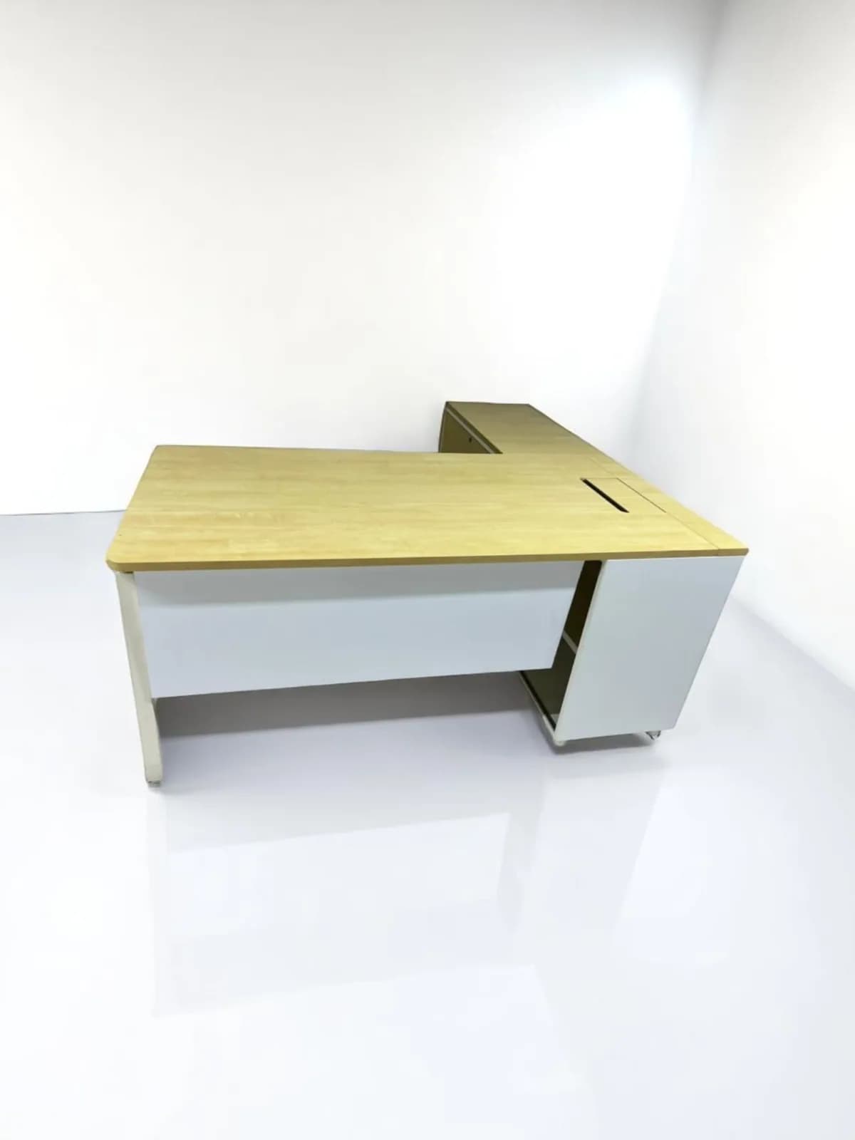 Bureau d'angle 160X170cm avec armoire et passe câble Steelcase — vue 2