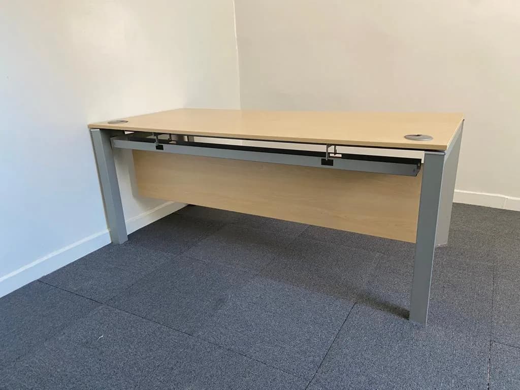 Bureau droit 180x80cm Haworth et support plaque — vue 4
