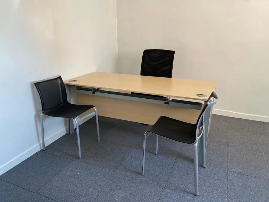 Bureau droit 180x80cm Haworth et support plaque