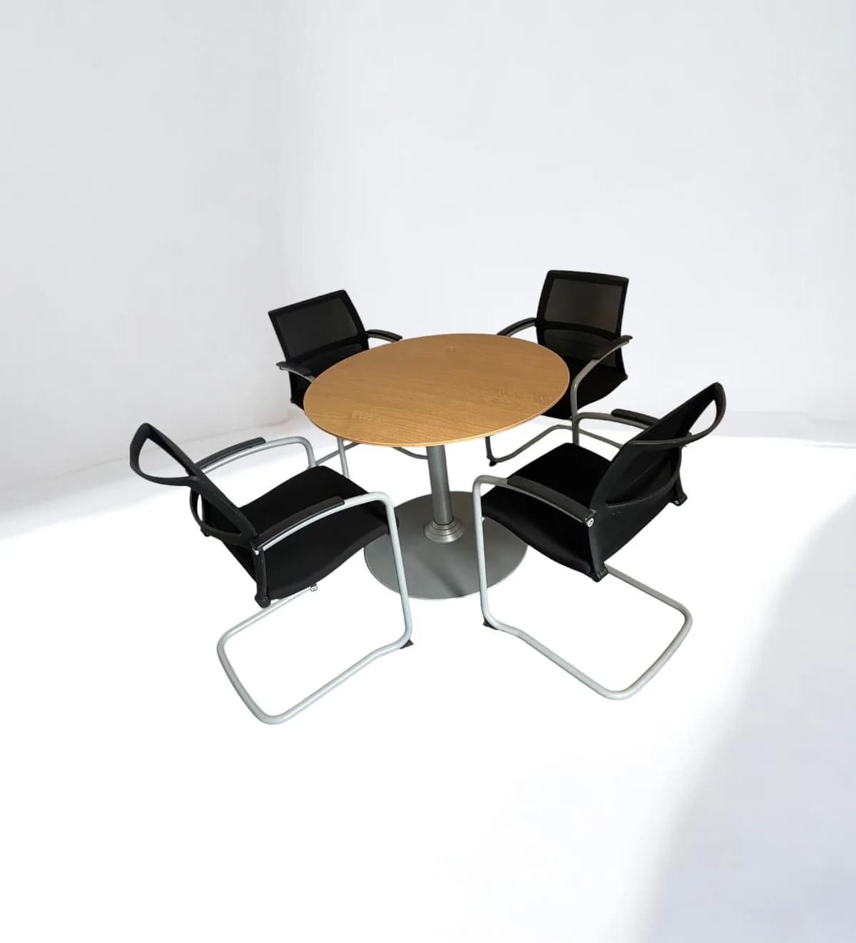 Table ronde Steelcase couleur chêne massif 110cm — vue 2