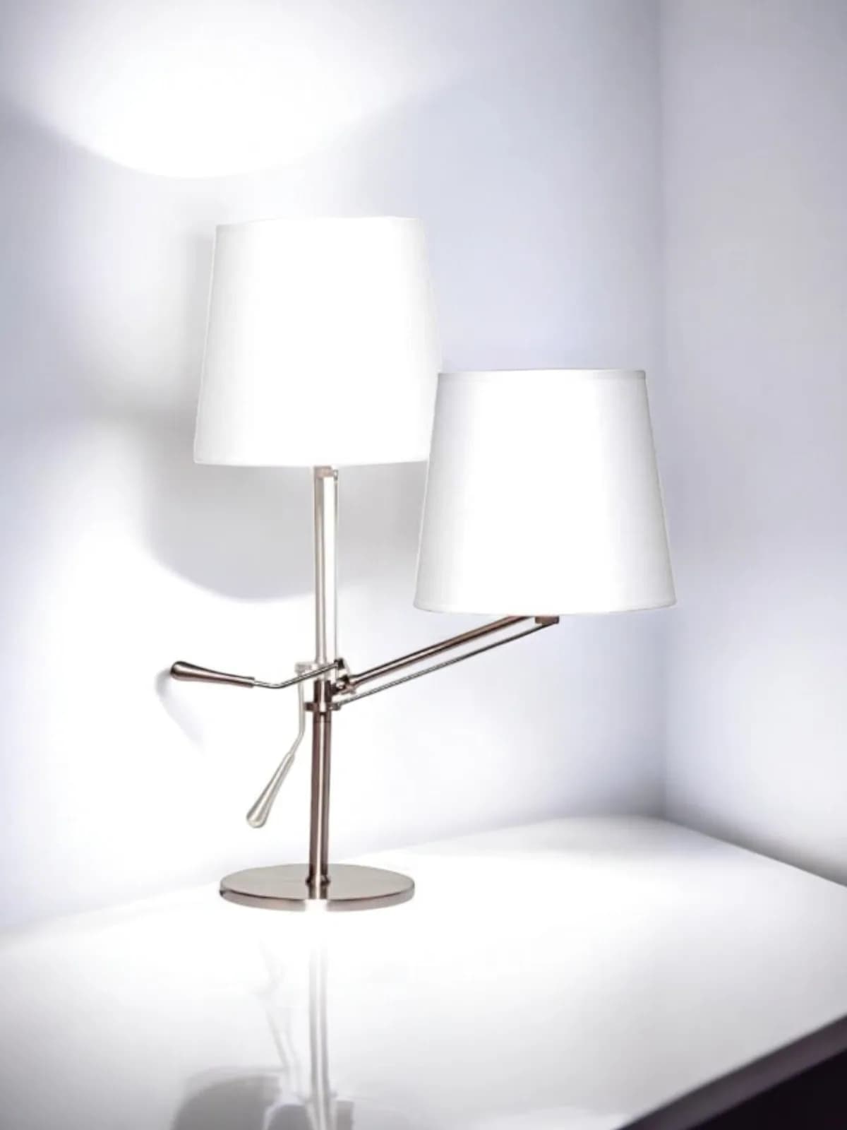 Lampe à LED articulée INCLINEA de bureau — vue 2