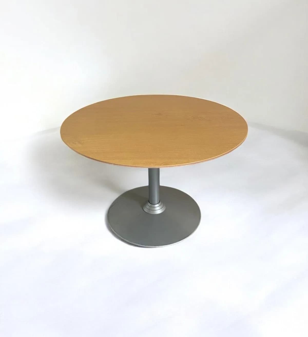 Table ronde Steelcase couleur chêne massif 110cm