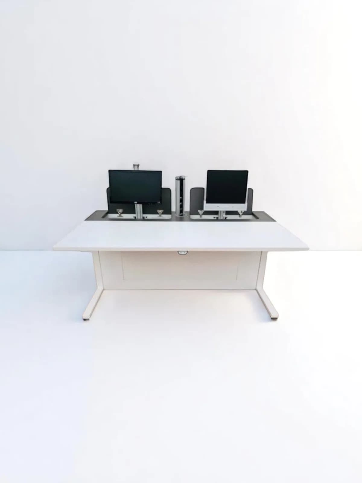 Bureau avec écran escamotable — vue 4