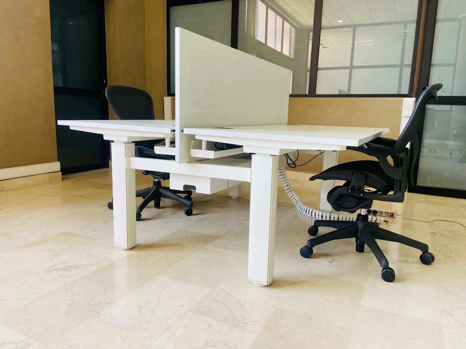 Bureau bench Actiu Mobility réglable en hauteur 160x80cm — vue 7