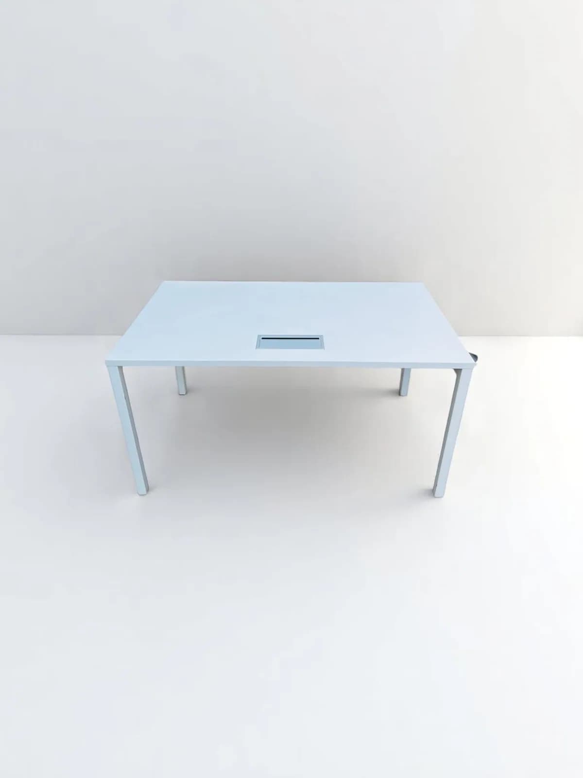 Bureau blanc Haworth 140x80cm passe câble promo — vue 2