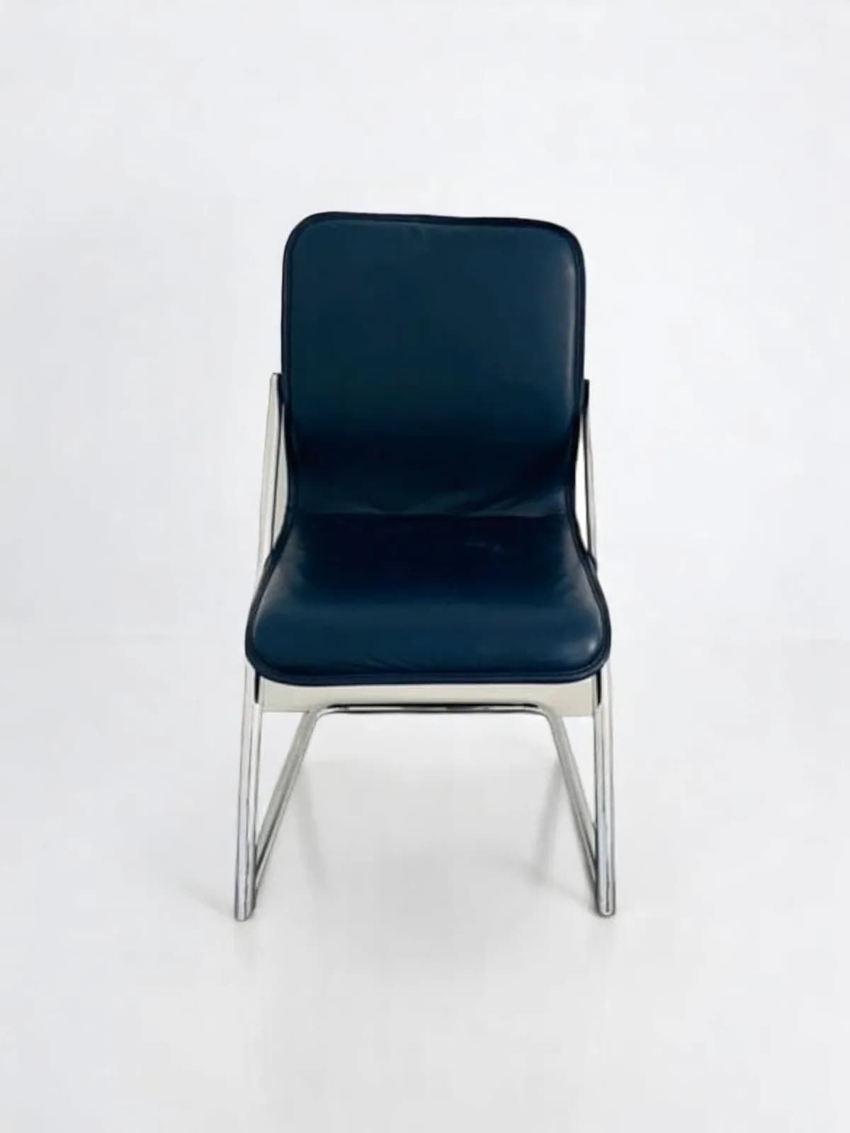 Chaise en cuir bleu marine chromée — vue 2