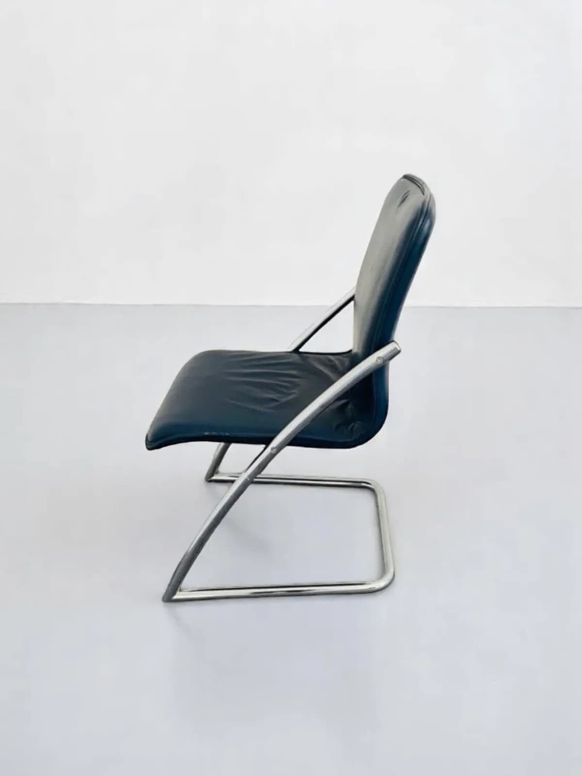 Chaise en cuir bleu marine chromée — vue 3