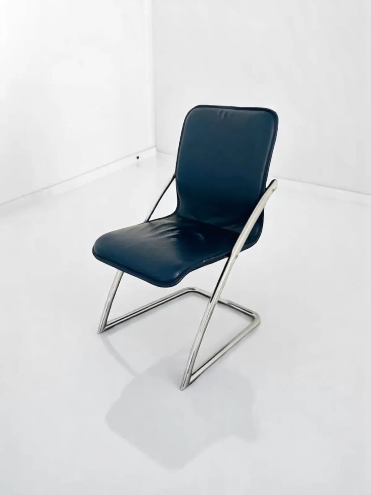 Chaise en cuir bleu marine chromée