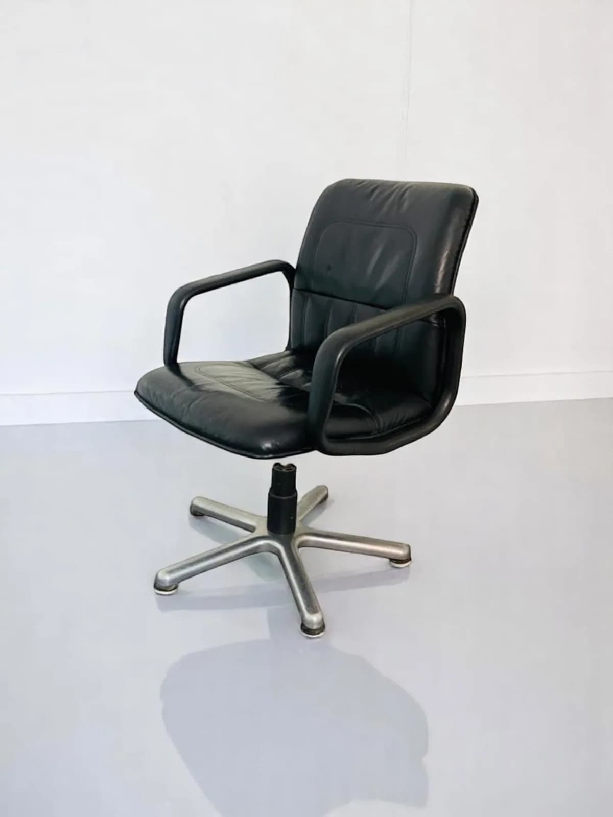 Lot 2 Chaises visiteur cuir pivotante — vue 2