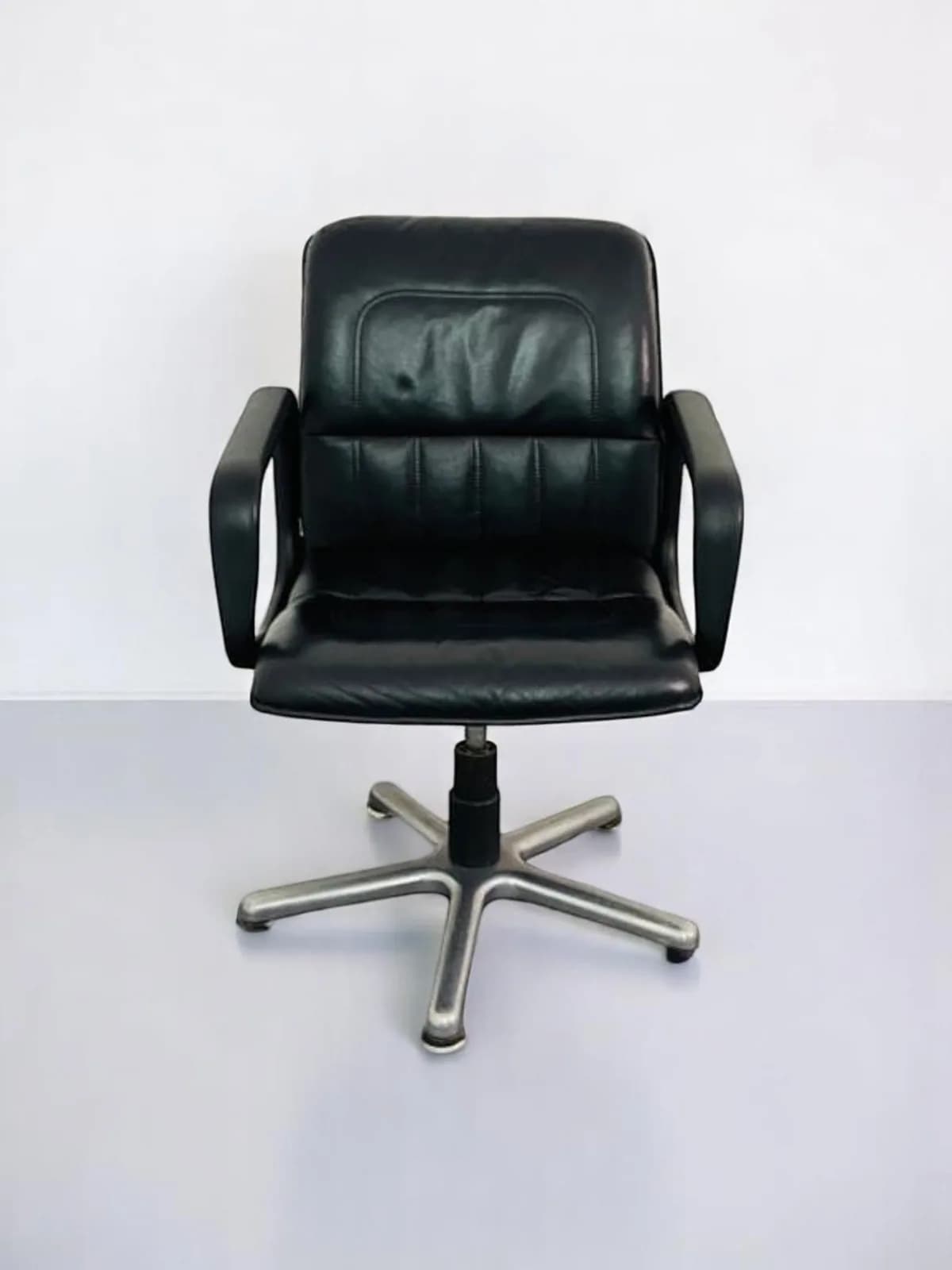 Lot 2 Chaises visiteur cuir pivotante — vue 3